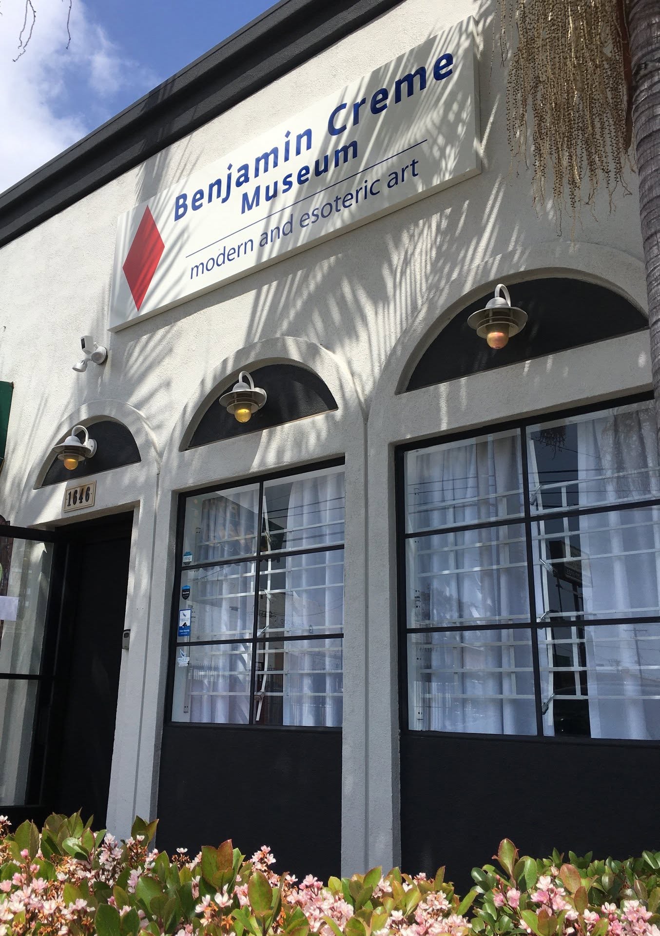 Front of the Benjamin Creme Museum in Los Angeles